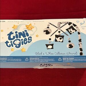 New Blk / white Animal Musical Mobile